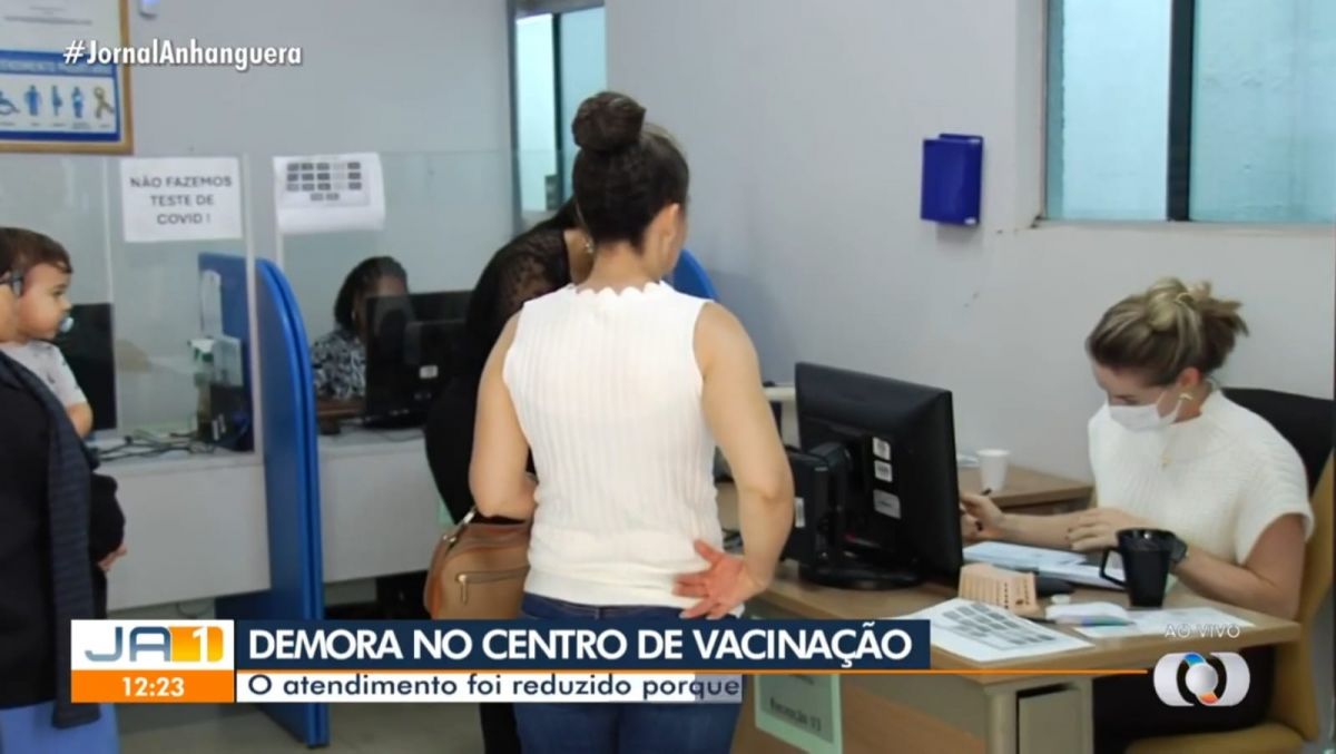 Centro de vacinação de Goiânia passa por reforma e pacientes reclamam da demora no atendimento